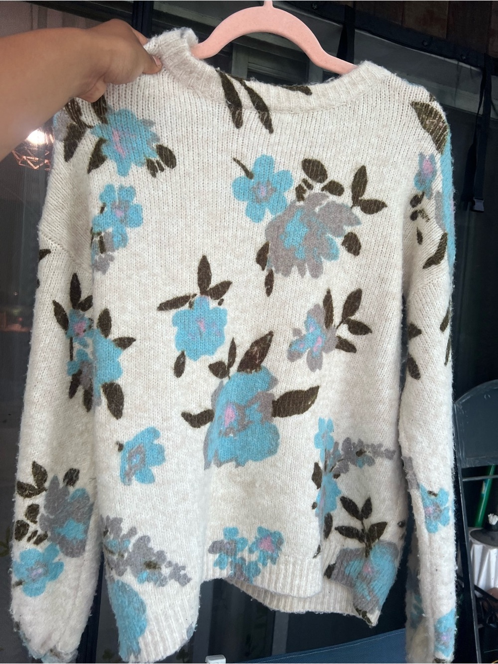 Kimchi Blue Size S Cream Floral Crewneck Sweater with Blue Accents